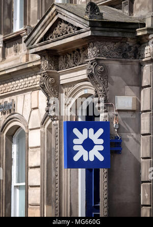 Der Eingang zur Niederlassung der Royal Bank of Scotland in der Constitution Street, Edinburgh, da die RBS einen Anstieg des Gewinns im ersten Quartal um 206 % auf £792 Millionen gemeldet hat, da die steuerpflichtige Bank ihren Weg zur Erholung fortsetzt. Stockfoto