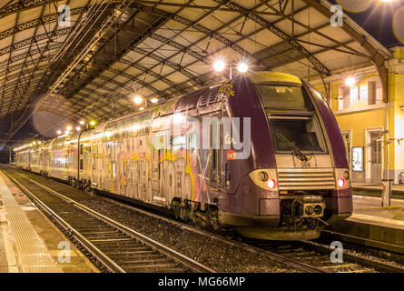 AVIGNON, Frankreich - 02 Januar: Regionalzug TER2N NG im Avignon Bahnhof am 2. Januar 2014. Die Züge wurden von Alstom in den Jahren 2004 - 2010 hergestellt Stockfoto