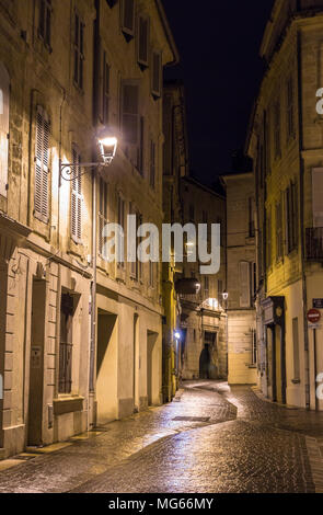 Eine Straße in der Nacht Avignon - Frankreich Stockfoto