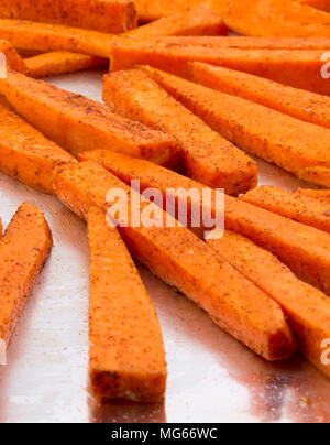 Süßkartoffel frites auf ein Backblech Stockfoto