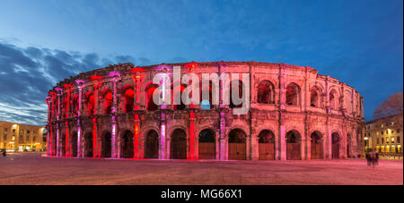 Römisches Amphitheater - Arena von Nimes am Abend - Frankreich, Langued Stockfoto