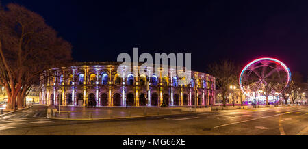 Römisches Amphitheater - Arena von Nimes am Abend - Frankreich, Langued Stockfoto