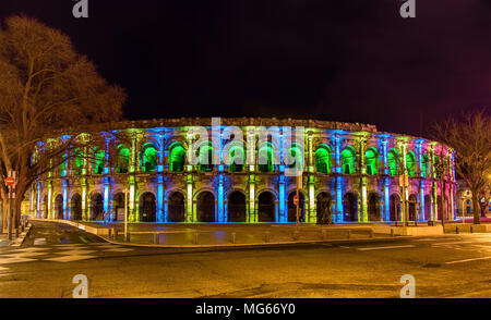 Das römische Amphitheater, die Arena von Nimes, abends - Frankreich Stockfoto