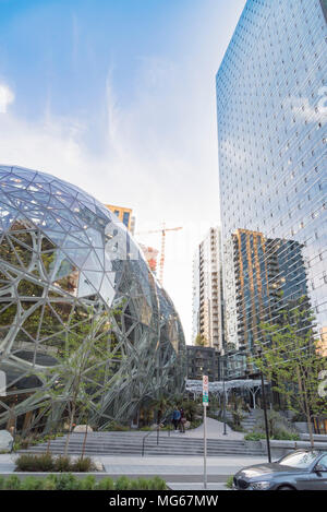 Die Amazon Company World Headquarters Sphären terrarium grüne Häuser in der Innenstadt von Seattle auf einem Frühling Nachmittag ca. April 2018 vertikale entfernt. Stockfoto