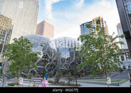 Die Amazon Company World Headquarters Sphären terrarium grüne Häuser in der Innenstadt von Seattle auf einem Frühling Nachmittag ca. April 2018 bäume himmel. Stockfoto