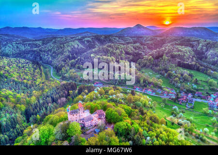 Sonnenuntergang über Berwartstein Burg im Pfälzerwald. Rheinland-pfalz, Deutschland Stockfoto