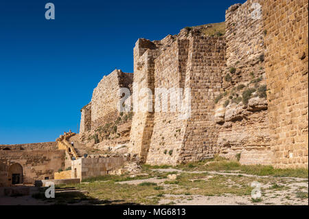 Wände Der Kerak Castle, eine große Burg der Kreuzritter in Kerak (Al Karak) in Jordanien. Stockfoto