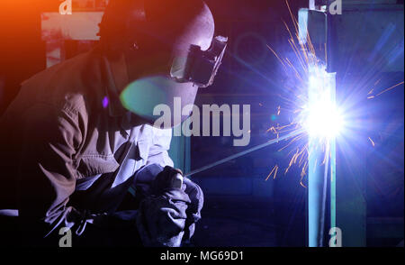 Industrielle Arbeiter Schweißen und helle Funken. Harter Job Stockfoto