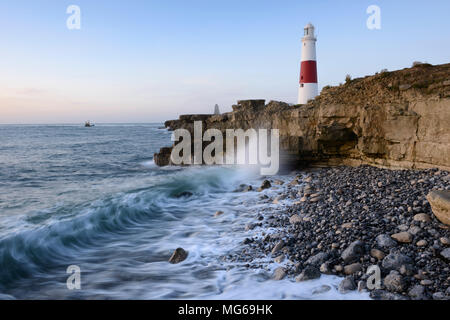Portland Bill, Dorset, an der ersten Ampel an einem Wintermorgen als Wellen waschen über einen nahe gelegenen Kiesstrand entfernt. Stockfoto