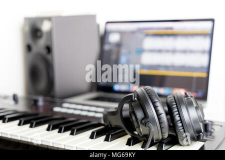 Home Studio Kontrollgerät mit Tastatur und Kopfhörer Stockfoto