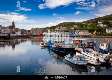 Angelegte Boote im Hafen Tarbert. Tarbet, einem kleinen Fischerort und Fährhafen in Argyll und Bute, Schottland, Großbritannien, Stockfoto