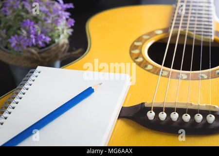 Leer Notebook auf der Gitarre für Song Writer Stockfoto