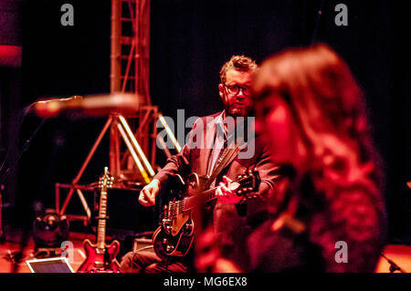 Die stattlichen Familie, Ehepaar Brett (links) und Rennie Sparks, im Brighton Dome. Stockfoto