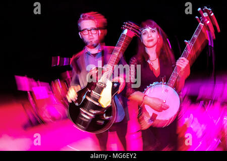 Die stattlichen Familie, Ehepaar Brett (links) und Rennie Sparks, im Brighton Dome. Stockfoto