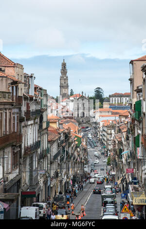 Blick runter auf eine Straße in Porto Stockfoto