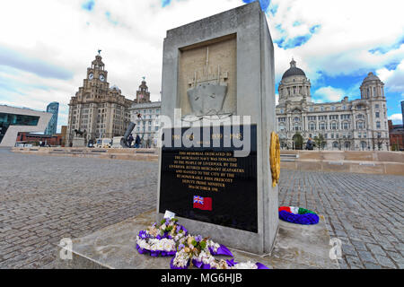 Die Handelsmarine War Memorial, am Pier Head, am Ufer des Flusses Mersey in Liverpool, in der Nähe des Royal Liver Building. Stockfoto