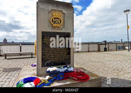 Die Handelsmarine War Memorial, am Pier Head, am Ufer des Flusses Mersey in Liverpool, in der Nähe des Royal Liver Building. Stockfoto