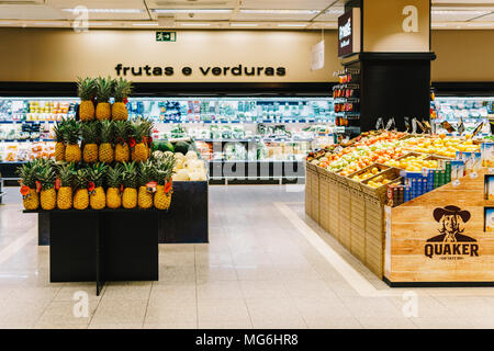 Lissabon, Portugal - 15. AUGUST 2017: gesunde, frische Früchte und Gemüse zum Verkauf im Supermarkt Stockfoto