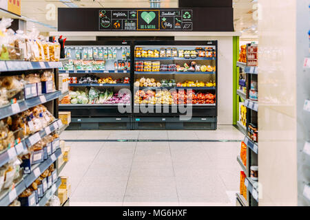 Lissabon, Portugal - 15. AUGUST 2017: gesunde, frische Früchte und Gemüse zum Verkauf im Supermarkt Stockfoto