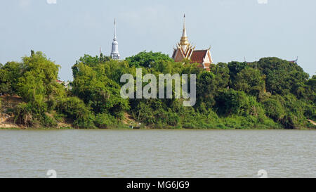 Tempel am Ufer des Tonle Sap Fluss in Kambodscha Stockfoto