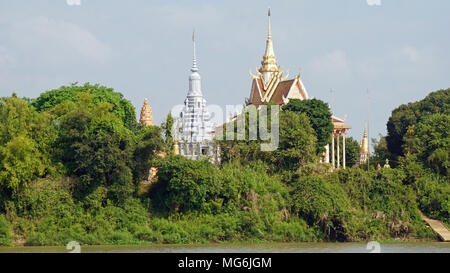 Tempel am Ufer des Tonle Sap Fluss in Kambodscha Stockfoto
