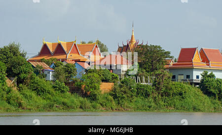 Tempel am Ufer des Tonle Sap Fluss in Kambodscha Stockfoto