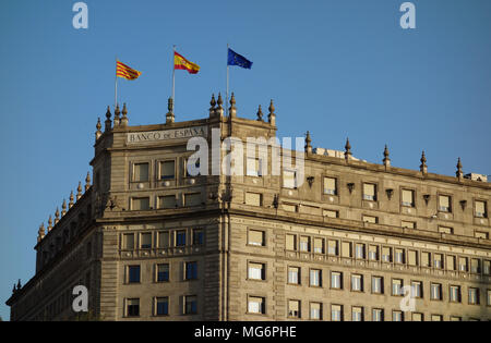 Katalanisch, Spanisch und EU-Flaggen auf Banco de España Gebäude an der Plaza Catalunia, Barcelona Stockfoto