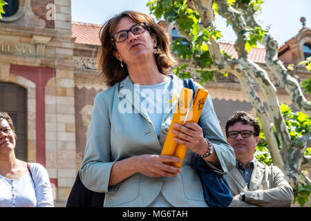 Barcelona, Spanien. 27 Apr, 2018. Elisenda Paluzie, Präsident des katalanischen Nationalversammlung (ANC) auf der Bühne gesehen, ein paar Worte an alle Organisatoren und Teilnehmer. Freiwillige Läufern, in Relais, die fast 700 Kilometer, die die Gefängnisse von Estremera und Soto Real in Madrid Von der Hauptstadt Kataloniens, Barcelona separates. Am 30., am Ende des Rennens die Teilnehmer werden auf die Katalanischen politischen Gefangenen die Unterstützung stellt in neun agenda Bücher gesammelt sowie die Unterschriften der hervorragende katalanische Politiker Hand. (Bild: © Paco Freire/ Stockfoto