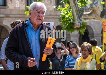 Barcelona, Spanien. 27 Apr, 2018. Die katalanischen stellvertretender Ernesto P. Maragall ist auf der Bühne dank der Initiative von Kms für Freiheit gesehen. Freiwillige Läufern, in Relais, die fast 700 Kilometer, die die Gefängnisse von Estremera und Soto Real in Madrid Von der Hauptstadt Kataloniens, Barcelona separates. Am 30., am Ende des Rennens die Teilnehmer werden auf die Katalanischen politischen Gefangenen die Unterstützung stellt in neun agenda Bücher gesammelt sowie die Unterschriften der hervorragende katalanische Politiker Hand. Credit: Paco Freire/SOPA Images/ZUMA Draht/Alamy leben Nachrichten Stockfoto