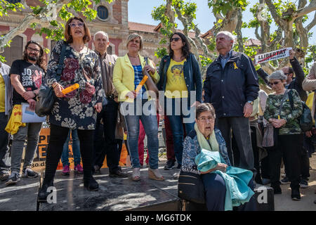 Barcelona, Spanien. 27 Apr, 2018. Die Angehörigen der politischen Gefangenen durch Kms für Freiheit Initiative. Freiwillige Läufern, in Relais, die fast 700 Kilometer, die die Gefängnisse von Estremera und Soto Real in Madrid Von der Hauptstadt Kataloniens, Barcelona separates. Am 30., am Ende des Rennens die Teilnehmer werden auf die Katalanischen politischen Gefangenen die Unterstützung stellt in neun agenda Bücher gesammelt sowie die Unterschriften der hervorragende katalanische Politiker Hand. Credit: Paco Freire/SOPA Images/ZUMA Draht/Alamy leben Nachrichten Stockfoto