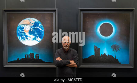 London, Großbritannien. 27. April 2018. Der griechische Künstler Angelos posiert vor der (L, R) "Vernichtung und Regeneration", 2015, und "Jahr 2118", 2016, bei der Preview von 'Es werde Licht', eine Ausstellung seiner Werke an der Hellenischen Zentrum in Marylebone. Dies ist die erste Einzelausstellung in London seit über zwei Jahrzehnten mit arbeitet gegen eine immersive schwarzen Hintergrund unter einem galaktischen inspirierte Vordach präsentiert. Die Ausstellung läuft vom 28. April bis 8. Mai 2018. Credit: Stephen Chung/Alamy leben Nachrichten Stockfoto