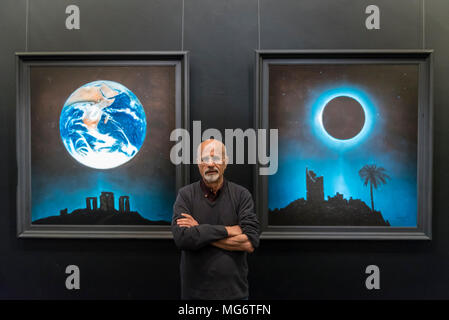 London, Großbritannien. 27. April 2018. Der griechische Künstler Angelos posiert vor der (L, R) "Vernichtung und Regeneration", 2015, und "Jahr 2118", 2016, bei der Preview von 'Es werde Licht', eine Ausstellung seiner Werke an der Hellenischen Zentrum in Marylebone. Dies ist die erste Einzelausstellung in London seit über zwei Jahrzehnten mit arbeitet gegen eine immersive schwarzen Hintergrund unter einem galaktischen inspirierte Vordach präsentiert. Die Ausstellung läuft vom 28. April bis 8. Mai 2018. Credit: Stephen Chung/Alamy leben Nachrichten Stockfoto