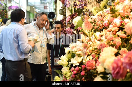 Guangzhou, Guangdong Provinz Chinas. 27 Apr, 2018. Bussinessmen wählen Sie künstliche Blumen während der 123. Sitzung der China Import und Export Messe, auch als die Canton Fair, in Guangzhou, der Hauptstadt der Provinz Guangdong im Süden Chinas, 27. April 2018 bekannt. Die zweite Phase der Messe geschlossen hier Freitag. Credit: Lu Hanxin/Xinhua/Alamy leben Nachrichten Stockfoto