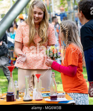 Groningen, Niederlande. 27 Apr, 2018. Prinzessin Amalia der Niederlande in Groningen, am 27. April 2018, den Koningsdag (Kingsday) Feier, die Könige geburtstag Credit: Albert Nieboer/Niederlande/Point de Vue, - KEINE LEITUNG SERVICE-Credit: Albert Nieboer/RoyalPress/dpa/Alamy Leben Nachrichten zu besuchen Stockfoto