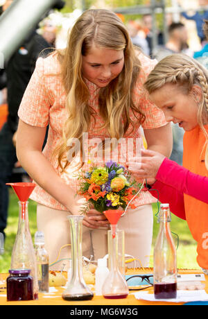 Groningen, Niederlande. 27 Apr, 2018. Prinzessin Amalia der Niederlande in Groningen, am 27. April 2018, den Koningsdag (Kingsday) Feier, die Könige geburtstag Credit: Albert Nieboer/Niederlande/Point de Vue, - KEINE LEITUNG SERVICE-Credit: Albert Nieboer/RoyalPress/dpa/Alamy Leben Nachrichten zu besuchen Stockfoto