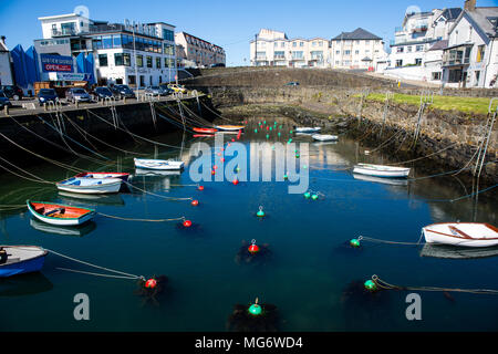 Portrush, Nordirland. 27. April 2018. Boote in Portrush Hafen in der Sonne. Credit: Gary Bagshawe/Alamy leben Nachrichten Stockfoto