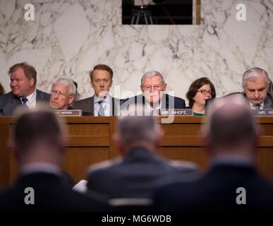 Us-Senat Armed Services Committee Chairman Senator Jim Inhofe, Mitte, hört Verteidigungsminister Jim Mattis im Geschäftsjahr 2019 Budget Anhörung im Senat Armed Services Committee auf dem Capitol Hill am 26. April 2018 in Washington, DC. Stockfoto