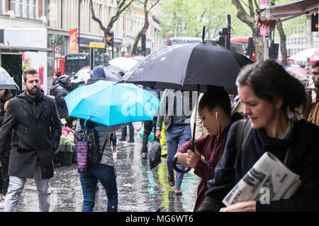 Wetter in Großbritannien, London, UK. 27 Apr, 2018. Schwere Regenfälle in der Hauptstadt. Regen den ganzen Tag. Bilder schossen auf High Holborn, London, UK. Credit: Paul Quayle/Alamy leben Nachrichten Stockfoto