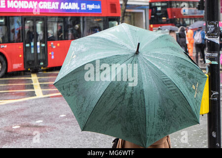 Wetter in Großbritannien, London, UK. 27 Apr, 2018. Schwere Regenfälle in der Hauptstadt. Regen den ganzen Tag. Bilder schossen auf High Holborn, London, UK. Credit: Paul Quayle/Alamy leben Nachrichten Stockfoto