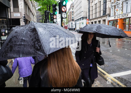 Wetter in Großbritannien, London, UK. 27 Apr, 2018. Schwere Regenfälle in der Hauptstadt. Regen den ganzen Tag. Bilder schossen auf High Holborn, London, UK. Credit: Paul Quayle/Alamy leben Nachrichten Stockfoto