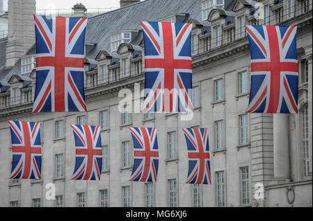 London, Großbritannien. 27. April 2018. Union Fahnen schmücken die Regent Street vor der königlichen Hochzeit von Prinz Harry und Meghan Markle findet am 19. Mai 2018. Credit: Stephen Chung/Alamy leben Nachrichten Stockfoto