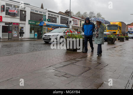 Stockton Heide Dorf. 27 Apr, 2018. UK Wetter: Wetter. Käufer Spaziergang durch die Cheshire Dorf Stockton Heide bei einem WOLKENBRUCH am Nachmittag des 27. April 2018 Credit: John Hopkins/Alamy leben Nachrichten Stockfoto