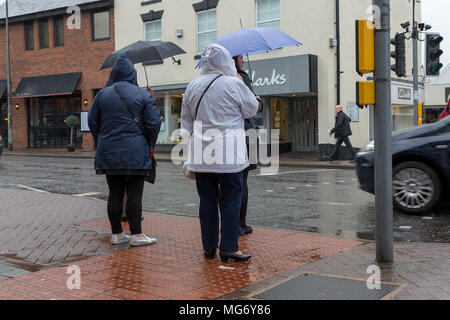 Stockton Heide Dorf. 27 Apr, 2018. UK Wetter: Wetter. Käufer Spaziergang durch die Cheshire Dorf Stockton Heide bei einem WOLKENBRUCH am Nachmittag des 27. April 2018 Credit: John Hopkins/Alamy leben Nachrichten Stockfoto