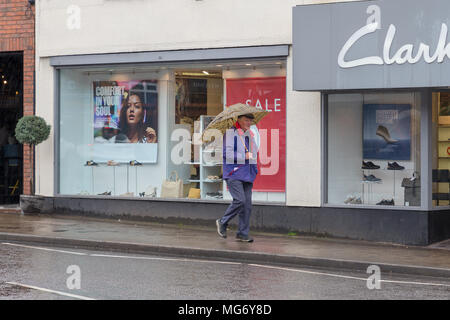 Stockton Heide Dorf. 27 Apr, 2018. UK Wetter: Wetter. Käufer Spaziergang durch die Cheshire Dorf Stockton Heide bei einem WOLKENBRUCH am Nachmittag des 27. April 2018 Credit: John Hopkins/Alamy leben Nachrichten Stockfoto