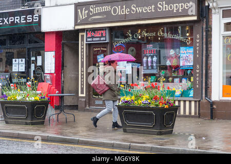 Stockton Heide Dorf. 27 Apr, 2018. UK Wetter: Wetter. Käufer Spaziergang durch die Cheshire Dorf Stockton Heide bei einem WOLKENBRUCH am Nachmittag des 27. April 2018 Credit: John Hopkins/Alamy leben Nachrichten Stockfoto