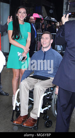 Ew York, NY, USA. 27 Apr, 2018. Chris Norton und Emily Sommer bei Good Morning America, diskutiert das Heiraten und gehen hinunter den Gang nach Aufgrund einer Fußball-verletzungen April 27, 2018 gelähmt wird. Credit: Rw/Medien Punch/Alamy leben Nachrichten Stockfoto