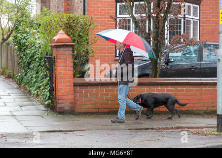 Stockton Heide Dorf. 27 Apr, 2018. UK Wetter: Wetter. Käufer Spaziergang durch die Cheshire Dorf Stockton Heide bei einem WOLKENBRUCH am Nachmittag des 27. April 2018 Credit: John Hopkins/Alamy leben Nachrichten Stockfoto