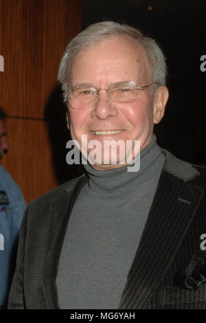 NEW YORK - 16. Dezember 2007: Ehemalige NBC Abend Nachrichten Anker Tom Brokaw am Universal Pictures kommt, präsentiert eine Vorführung von "Charlie Wilson's War" im Museum für Moderne Kunst Dezember 16, 2007 in New York City. Leute; Tom Brokaw Stockfoto