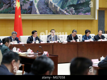 (180427) - Peking, April 27, 2018 (Xinhua) - Der chinesische Premier Li Keqiang, der auch Mitglied des Ständigen Ausschusses des Politbüros der Kommunistischen Partei Chinas (CPC) Zentralausschuss, macht Bemerkungen auf der ersten Sitzung des Kabinetts am sauber Governance in Peking, der Hauptstadt von China, 27. April 2018. Vice Premier Han Zheng, ebenfalls Mitglied des Ständigen Ausschusses des Politbüros des Zentralkomitees der CPC, an dem Treffen teil. Zhao Leji, Mitglied des Ständigen Ausschusses des Politbüros des Zentralkomitees der CPC und Sekretär des CPC-Zentrale Kommission fo Stockfoto