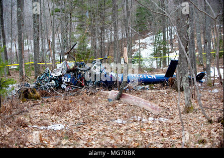 Minocqua, Wisconsin, USA. 26 Apr, 2018. Der Pilot und zwei medizinische Personal waren tödlich unempfindlich Donnerstag Abend, den 26. April, wenn Ihre Air Ambulance helicopter in der Nähe von Clearwater in Oneida County abgestürzt, sagte ein Sprecher für den nationalen Transport Board (Ntsb). Keine Patienten wurden an Bord der Himmelfahrt Wisconsin Gesundheit Geist Flugzeuge, wenn es abgestürzt ist, nach Angaben des NTSB. Es war ungefähr 12 Meilen von Waldmeister. Es war wieder an der Lieferung eines Patienten auf einen hosptial in Madison, Wisconsin. Credit: Dean Acheson/Alamy leben Nachrichten Stockfoto